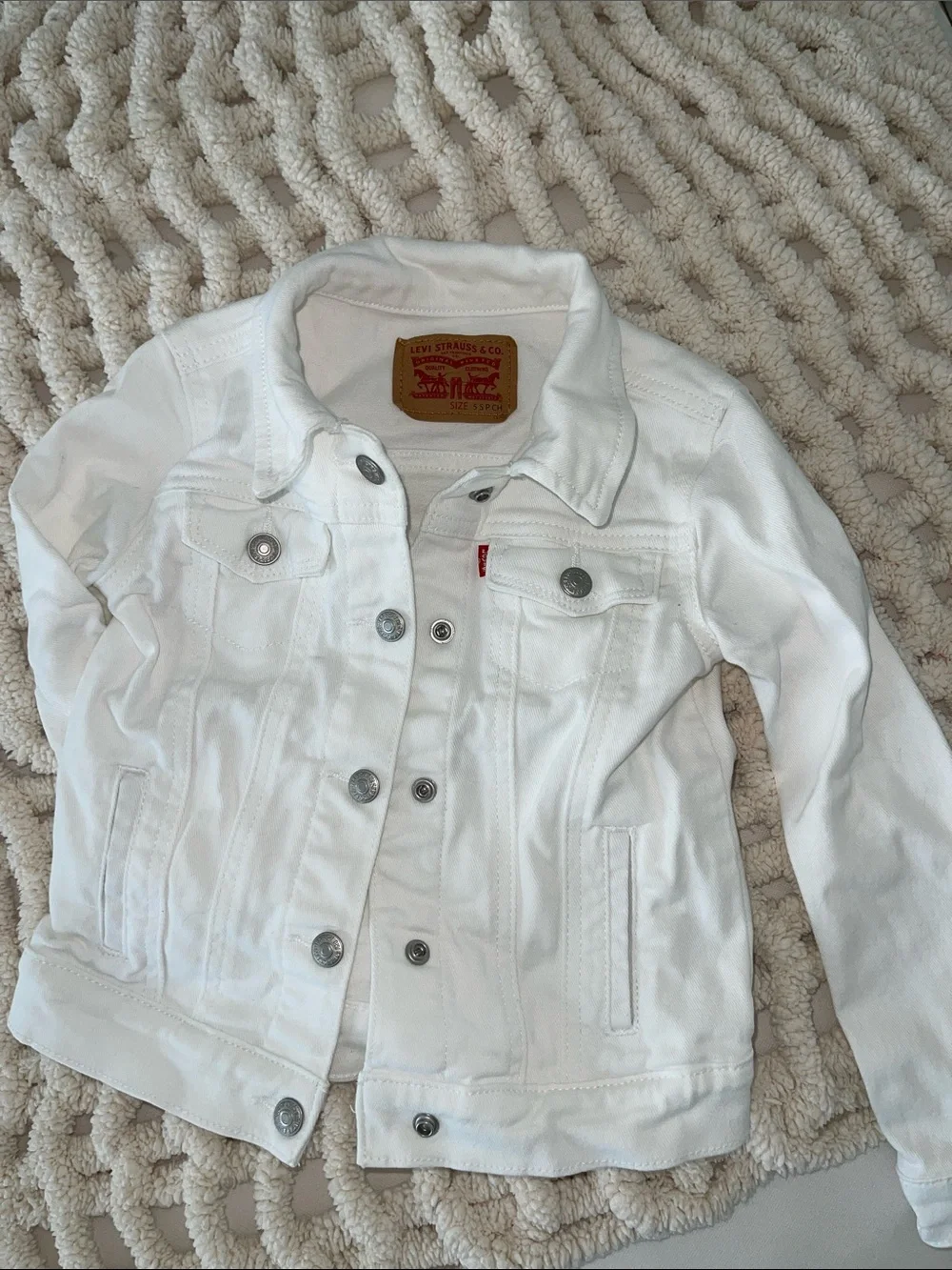 🤍✨Levi's Kids White Denim Jacket - Classic Button-Front 5T- never worn!🤍✨